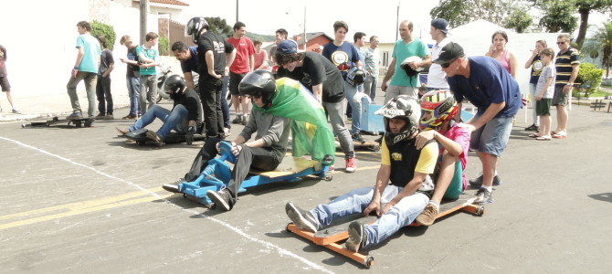 CORRIDA DE CARRINHOS DE ROLIMÃ