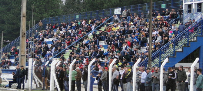 ESTÁDIO MUNICIPAL ARMANDO SARTI É LIBERADO COM LOUVOR