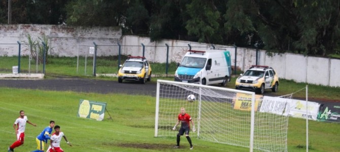 A COBRA COMEÇOU A FUMAR NA PRIMEIRA CONTENDA DA SEMIFINAL DO PARANAENSE DA TERCEIRA DIVISÃO.