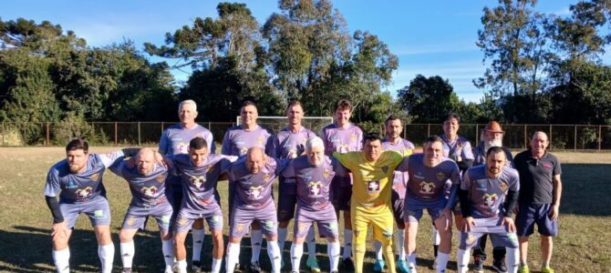 MAIS UM CAIU DE QUATRO NA VILA FAMOSA