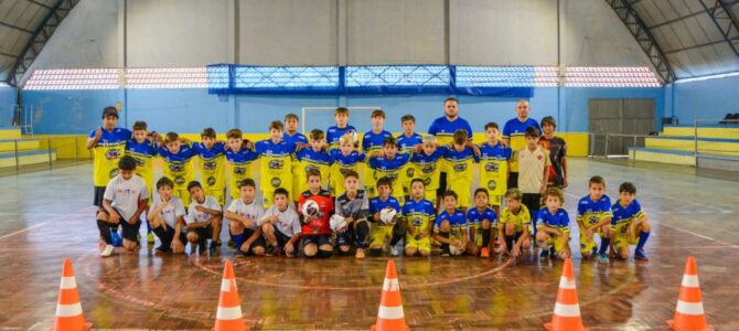 AQUI NÃO É DESPESA. É INVESTIMENTO NO FUTURO – ESCOLINHA ESPORTE CLUBE – FORMANDO TALENTOS.