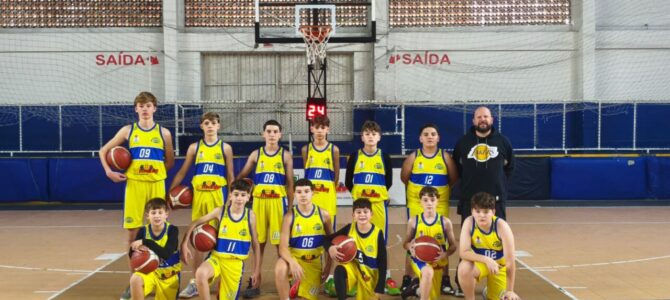 O ESQUADRÃO DE BASKETBALL MASCULINO SUB-13 DE PORTO UNIÃO ESTREOU COM VITÓRIAS NO CERTAME CATARINENSE/LIGA SERRANA.